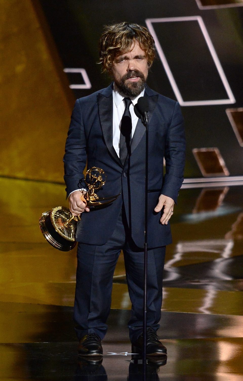 Peter Dinklage recibiendo el Premio Emmy 2015