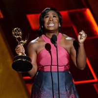 Uzo Aduba recibiendo el Premio Emmy 2015
