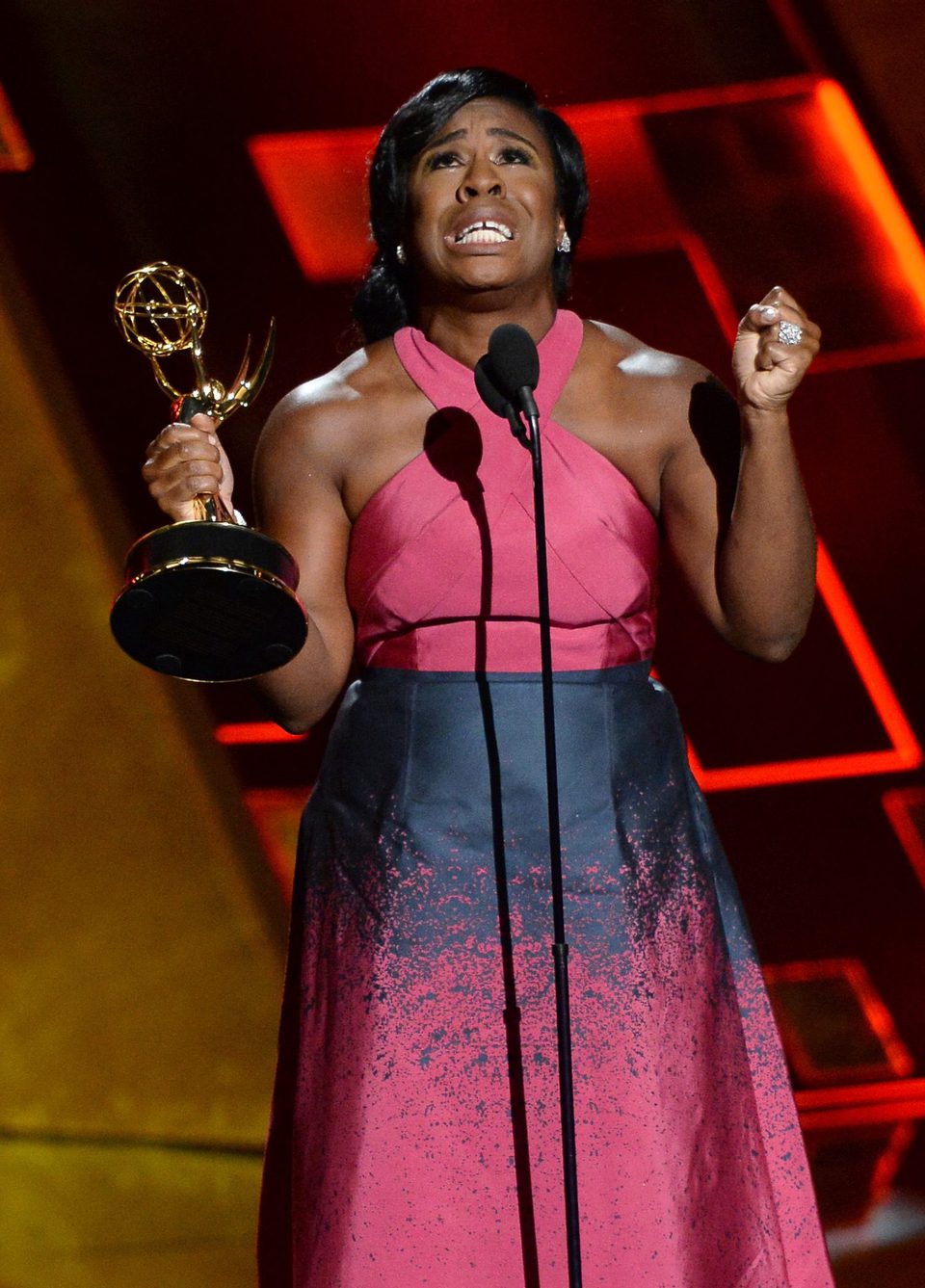 Uzo Aduba recibiendo el Premio Emmy 2015