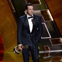 Jon Hamm recibiendo el Premio Emmy 2015