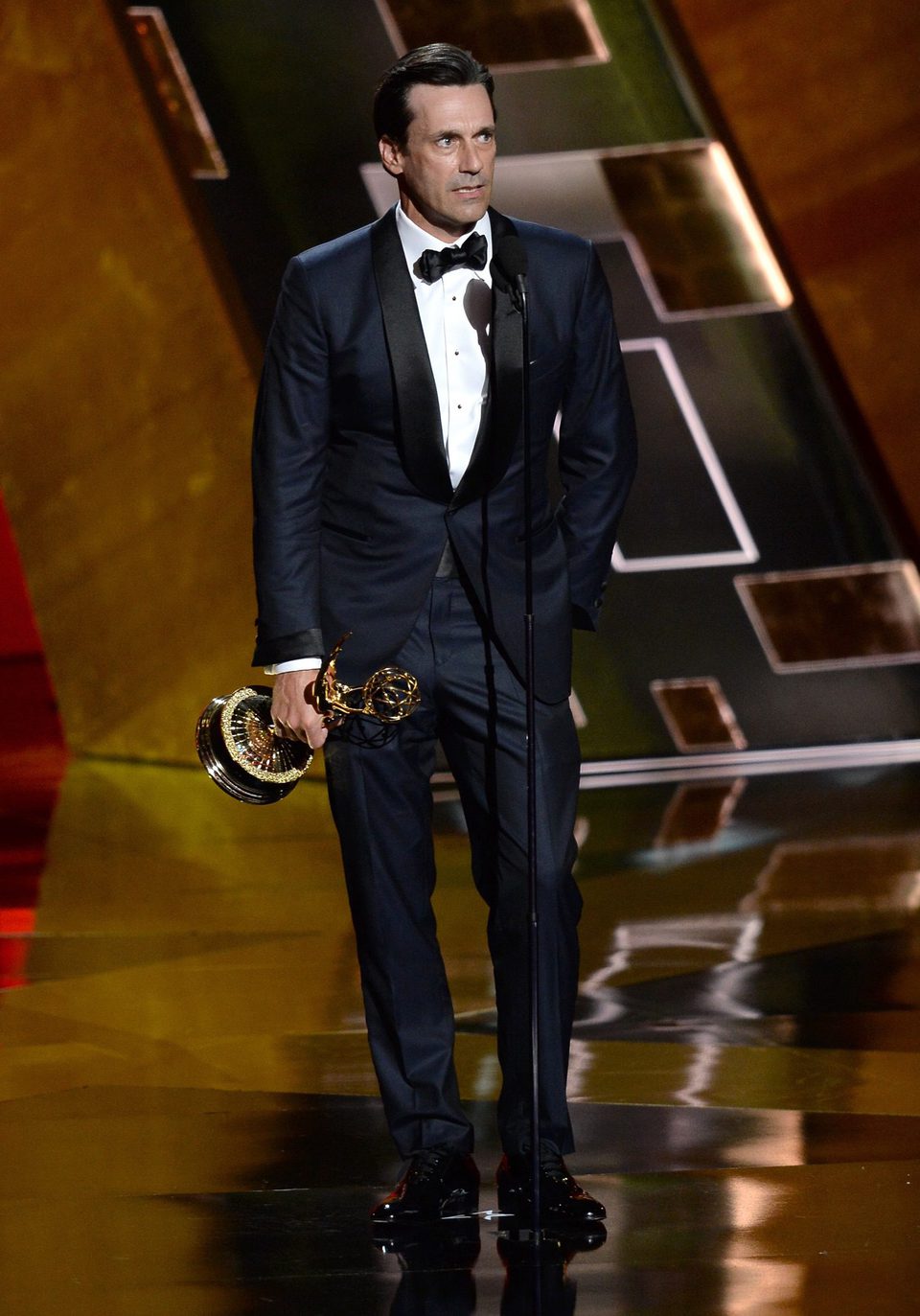 Jon Hamm recibiendo el Premio Emmy 2015