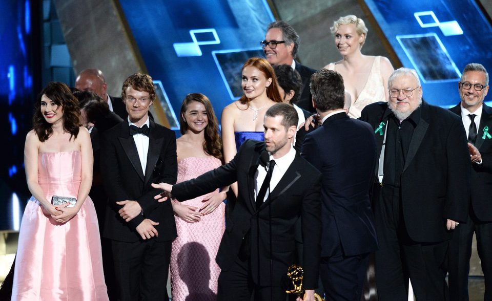 El equipo de 'Juego de tronos' recibiendo el Premio Emmy 2015