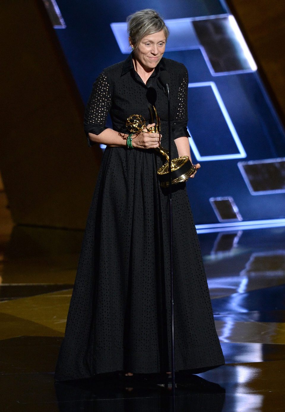 Frances McDormand recibiendo el Premio Emmy 2015