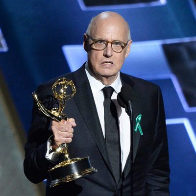 Jeffrey Tambor recibiendo el Premio Emmy 2015