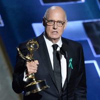 Jeffrey Tambor recibiendo el Premio Emmy 2015