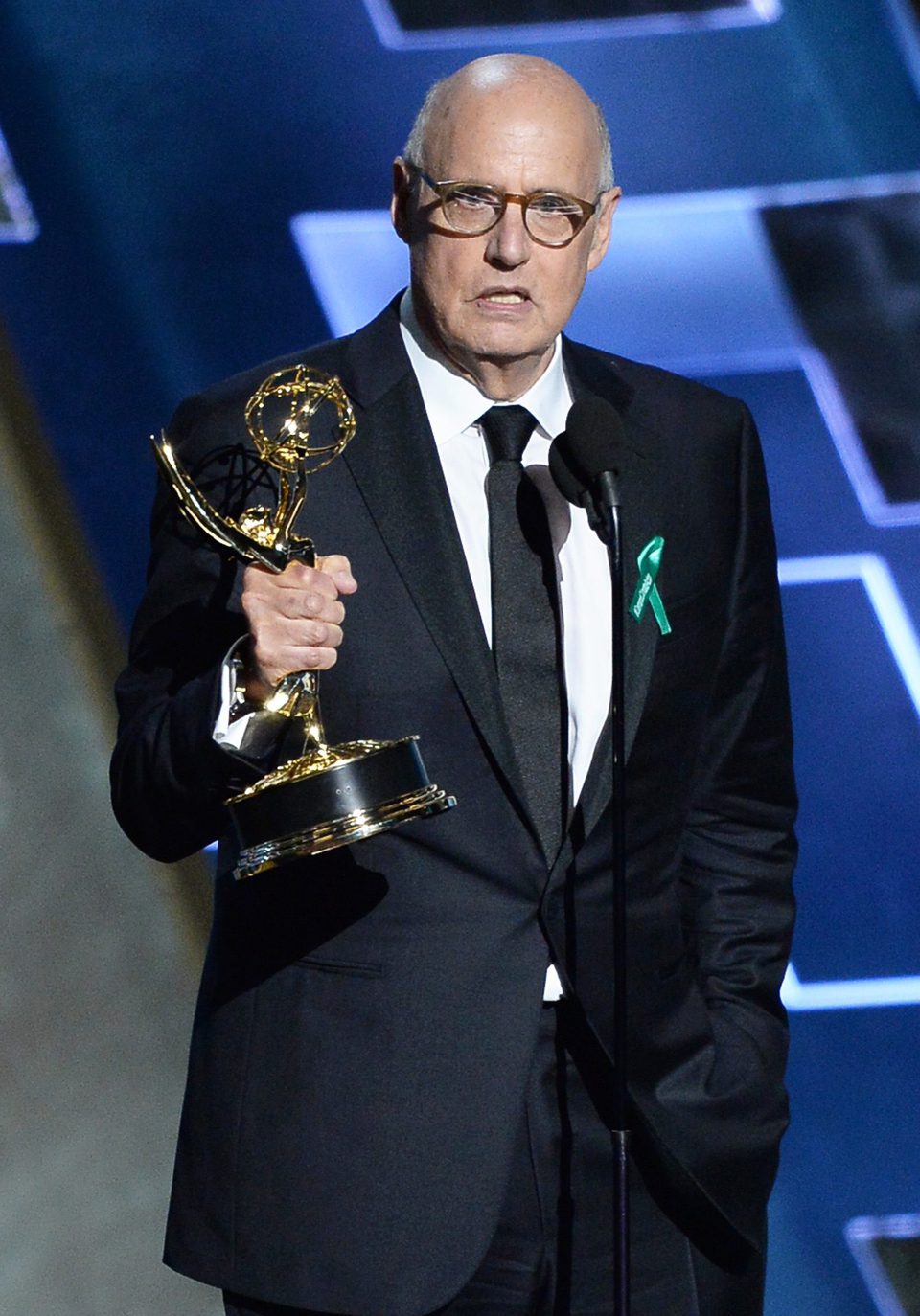 Jeffrey Tambor recibiendo el Premio Emmy 2015