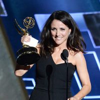 Julia Louis-Dreyfus recibiendo el Premio Emmy 2015
