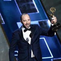 Tony Hale recibiendo el Premio Emmy 2015