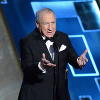 Mel Brooks entregando el Premio Emmy 2015 a mejor serie de comedia