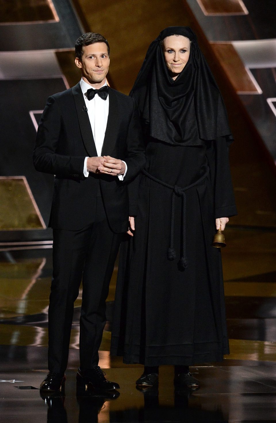 Andy Samberg y Jane Lynch en la gala de los Premios Emmy 2015