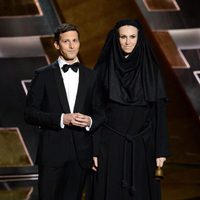 Andy Samberg y Jane Lynch en la gala de los Premios Emmy 2015