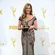 Allison Janney posando con su Premio Emmy 2015