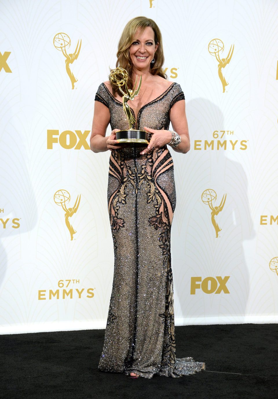 Allison Janney posando con su Premio Emmy 2015