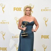Amy Schumer posando con su Premio Emmy 2015