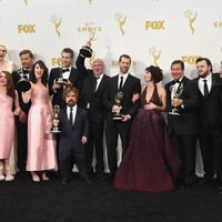 El equipo de 'Juego de tronos' posando con su Premio Emmy 2015