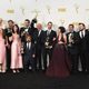 El equipo de 'Juego de tronos' posando con su Premio Emmy 2015
