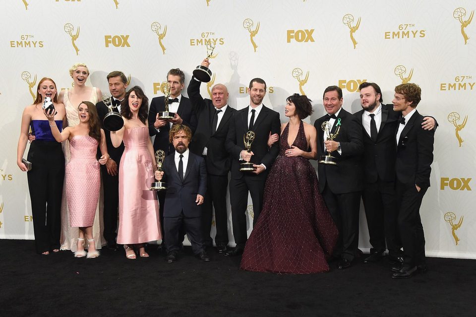 El equipo de 'Juego de tronos' posando con su Premio Emmy 2015