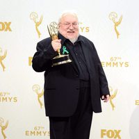 George R.R. Martin posando con su Premio Emmy 2015