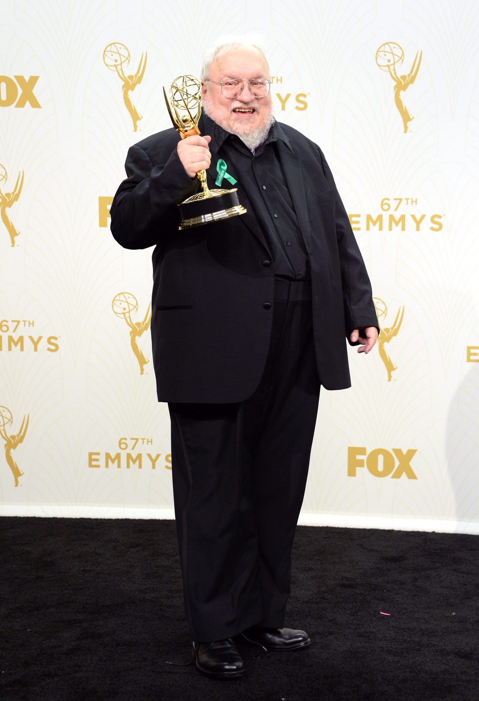George R.R. Martin posando con su Premio Emmy 2015