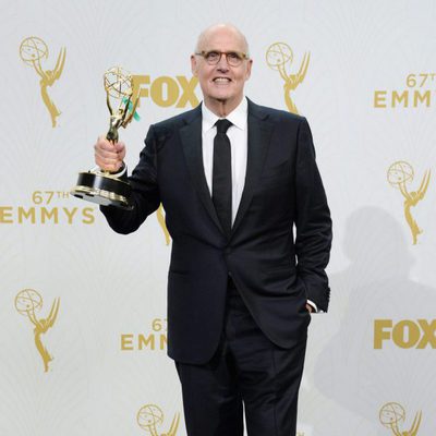 Jeffrey Tambor posando con su Premio Emmy 2015