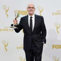 Jeffrey Tambor posando con su Premio Emmy 2015