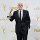 Jeffrey Tambor posando con su Premio Emmy 2015