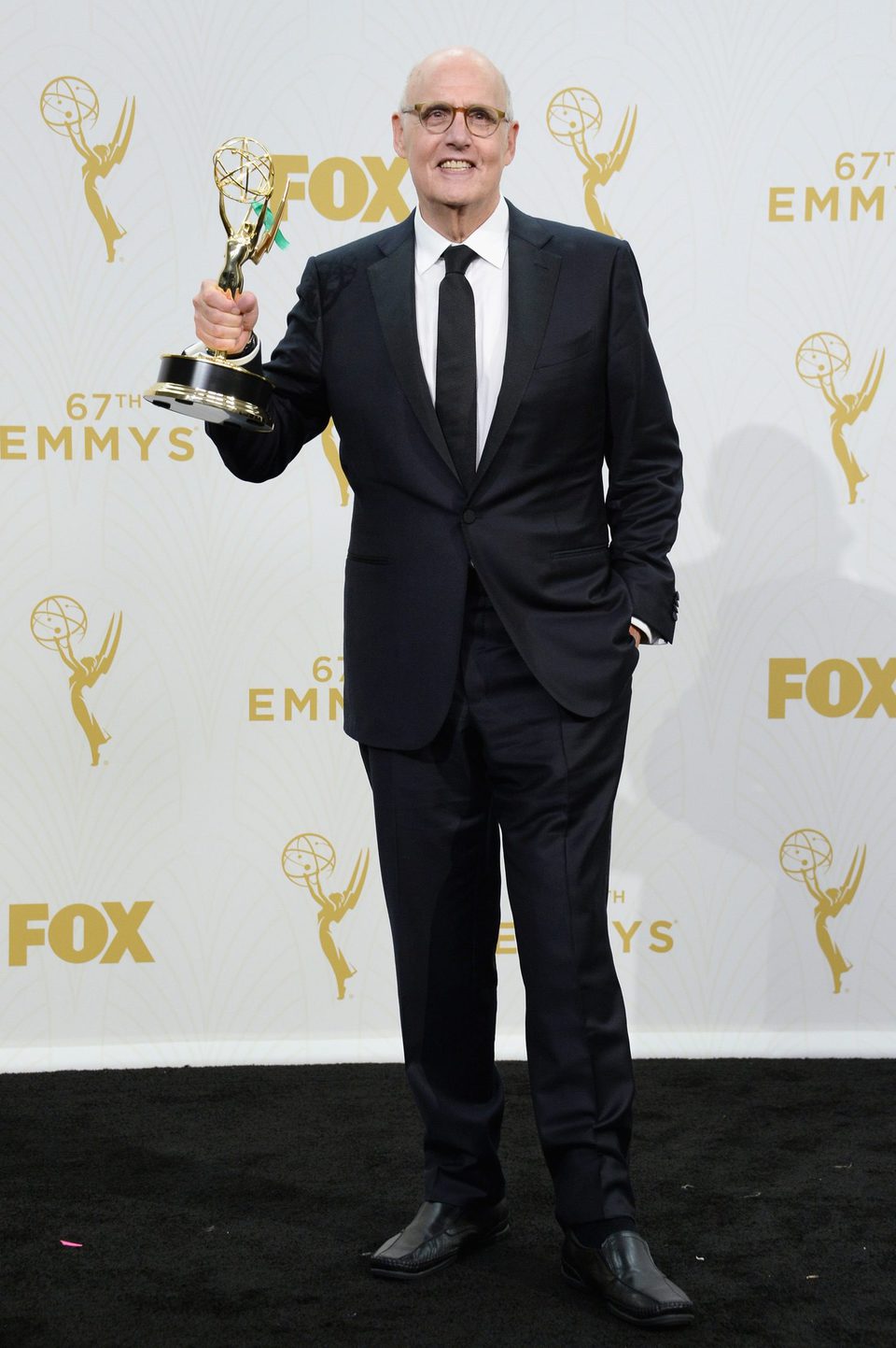 Jeffrey Tambor posando con su Premio Emmy 2015