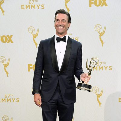 Jon Hamm posando con su Premio Emmy 2015