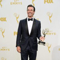 Jon Hamm posando con su Premio Emmy 2015