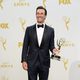 Jon Hamm posando con su Premio Emmy 2015