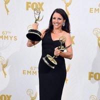 Julia Louis-Dreyfus posando con sus dos Premios Emmy 2015