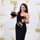 Julia Louis-Dreyfus posando con sus dos Premios Emmy 2015
