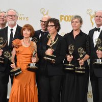 El equipo de 'Olive Kitteridge' posando con sus Premios Emmy 2015
