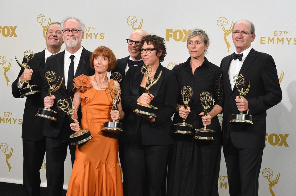 El equipo de 'Olive Kitteridge' posando con sus Premios Emmy 2015