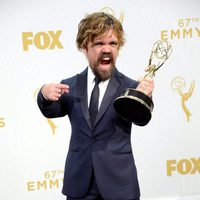 Peter Dinklage posando con su Premio Emmy 2015