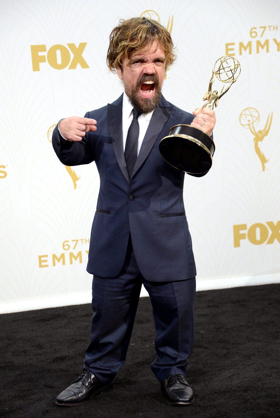 Peter Dinklage posando con su Premio Emmy 2015