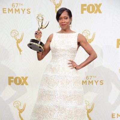 Regina King posando con su Premio Emmy 2015