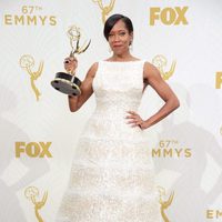 Regina King posando con su Premio Emmy 2015