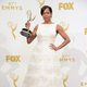 Regina King posando con su Premio Emmy 2015
