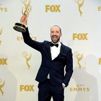 Tony Hale posando con su Premio Emmy 2015