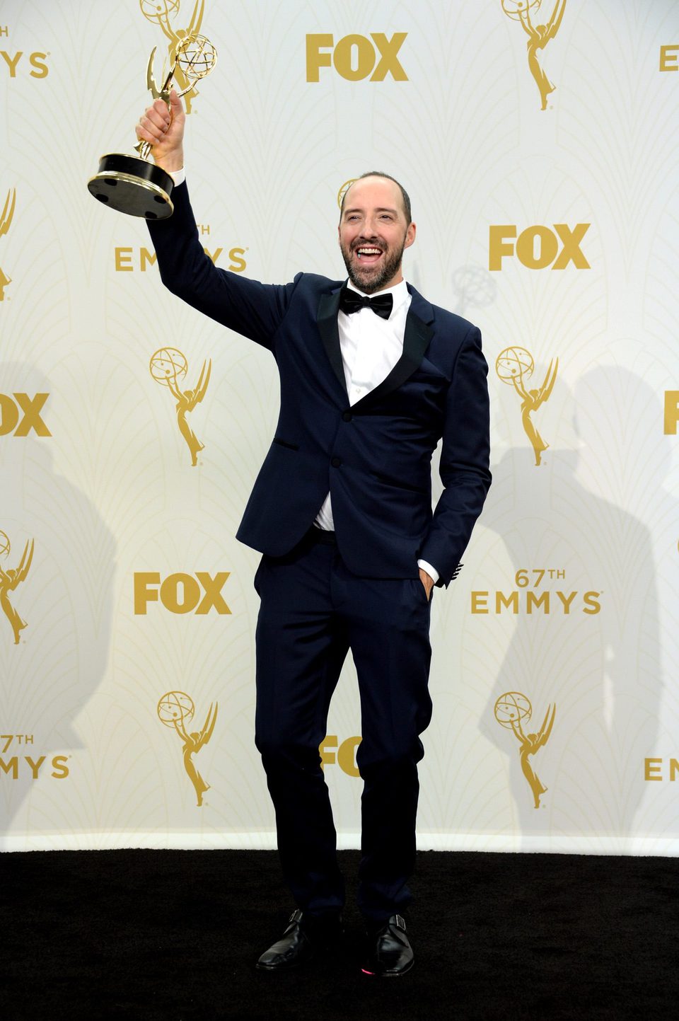 Tony Hale posando con su Premio Emmy 2015