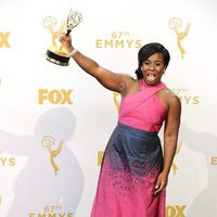 Uzo Aduba posando con su Premio Emmy 2015