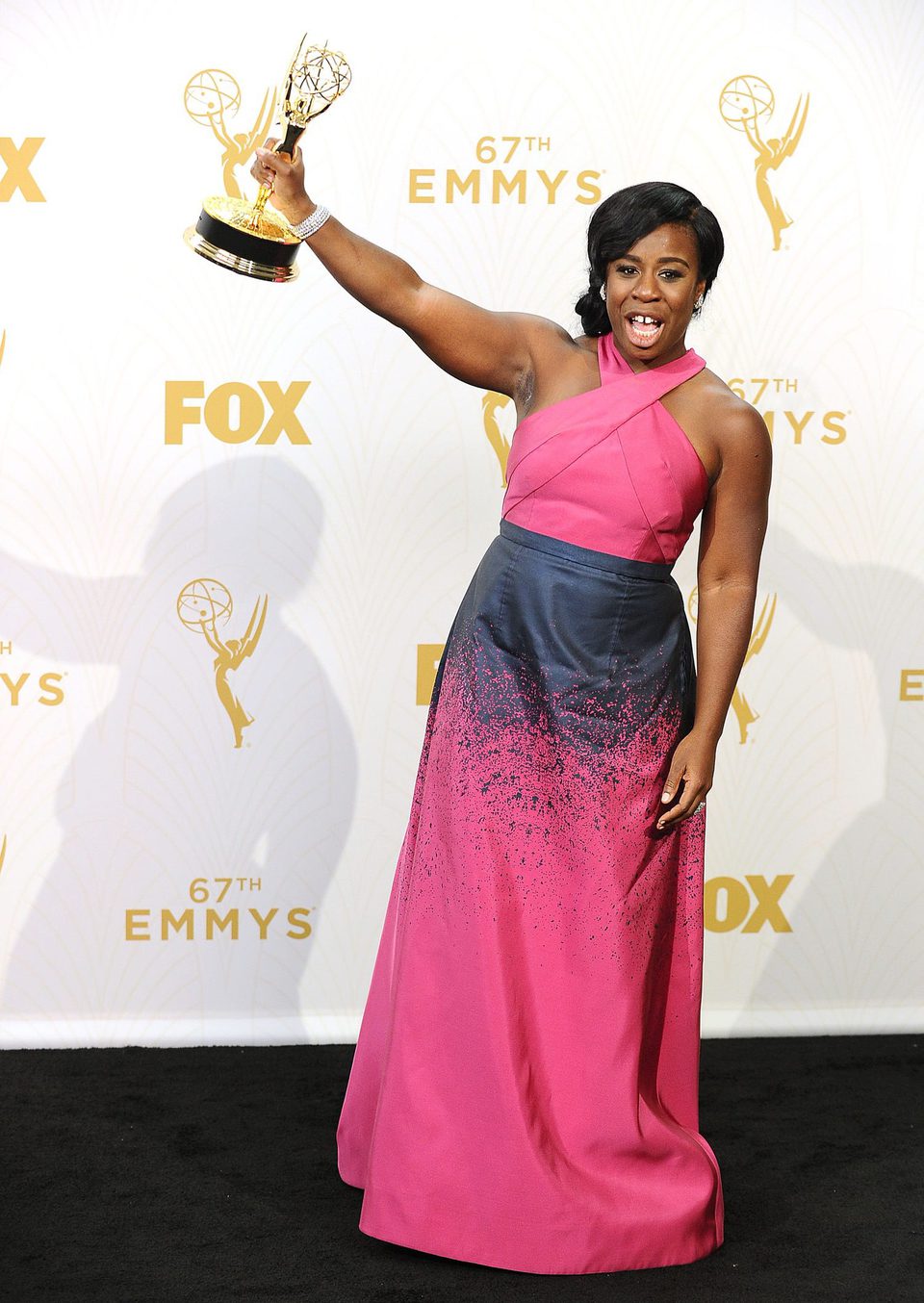 Uzo Aduba posando con su Premio Emmy 2015