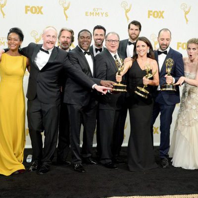 El equipo de 'Veep' posando con su Premio Emmy 2015