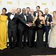 El equipo de 'Veep' posando con su Premio Emmy 2015