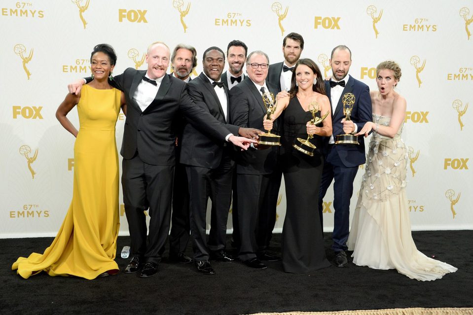 El equipo de 'Veep' posando con su Premio Emmy 2015
