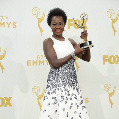 Viola Davis posando con su Premio Emmy 2015