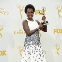 Viola Davis posando con su Premio Emmy 2015