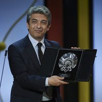 Ricardo Darín recibe la Concha de Plata al Mejor Actor por la película 'Truman' durante la ceremonia de clausura del Festival de Cine de San Sebastián