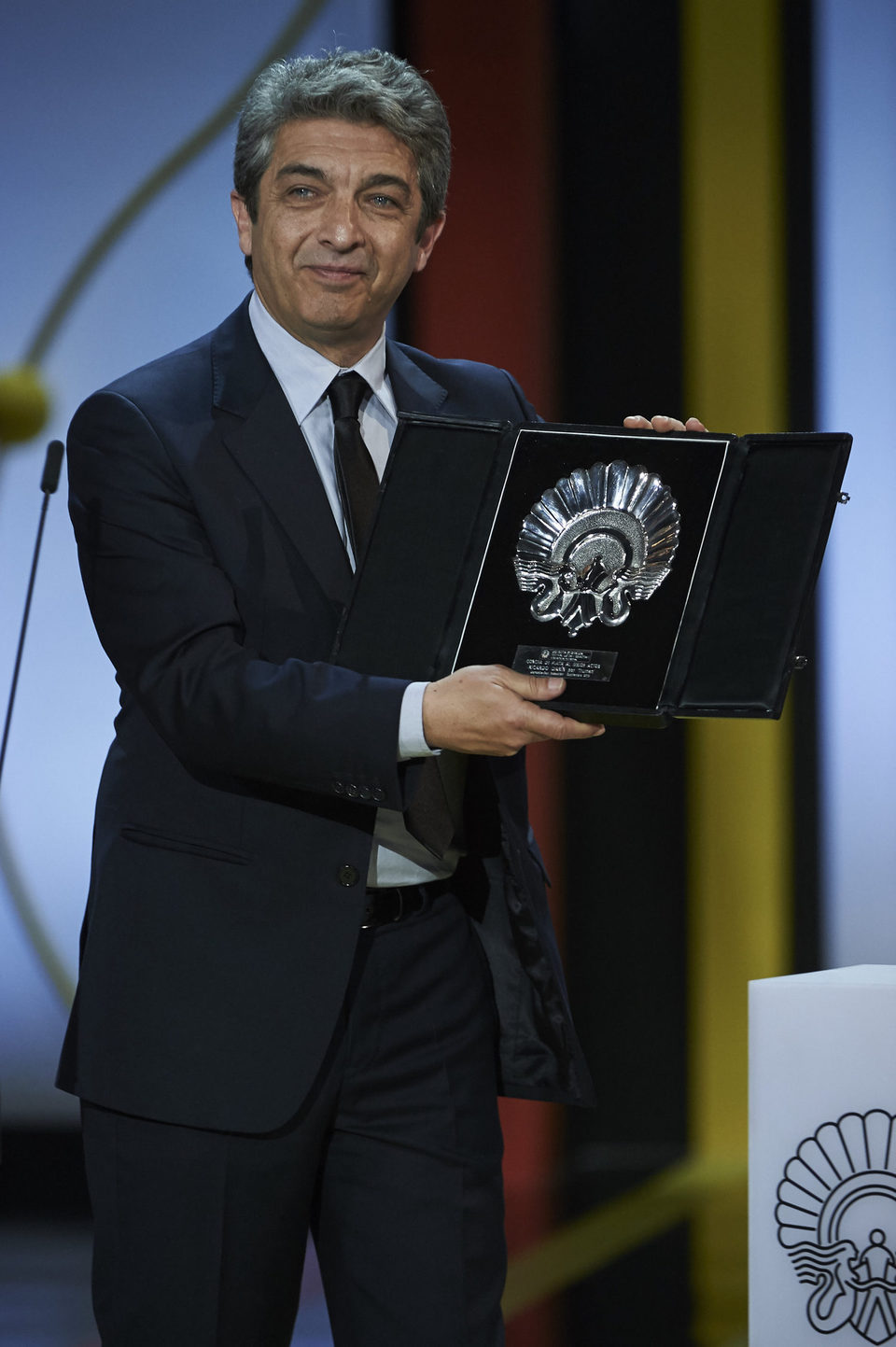 Ricardo Darín recibe la Concha de Plata al Mejor Actor por la película 'Truman' durante la ceremonia de clausura del Festival de Cine de San Sebastián